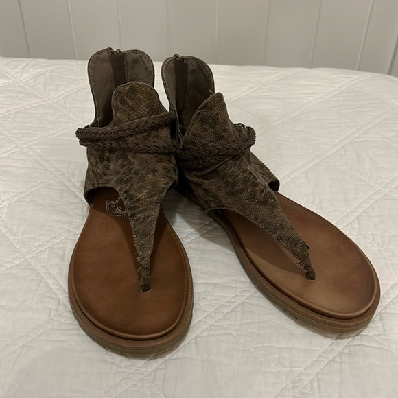 Very G Canvas Sandals - Picture 2 of 5